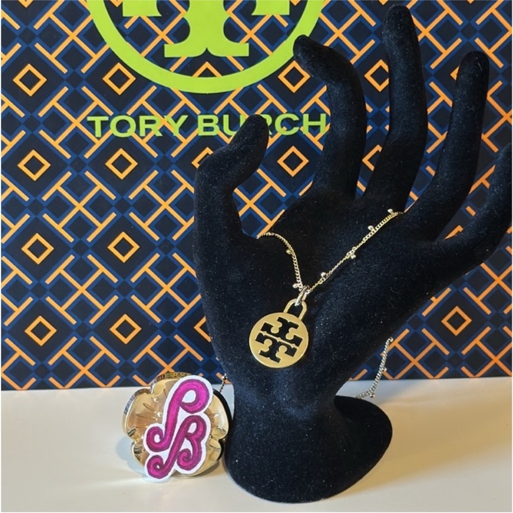NEW✨Pendant with Tory Burch Round Logo charm